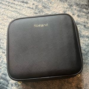 LED LIGHTED MAKEUP TRAVEL CASE!